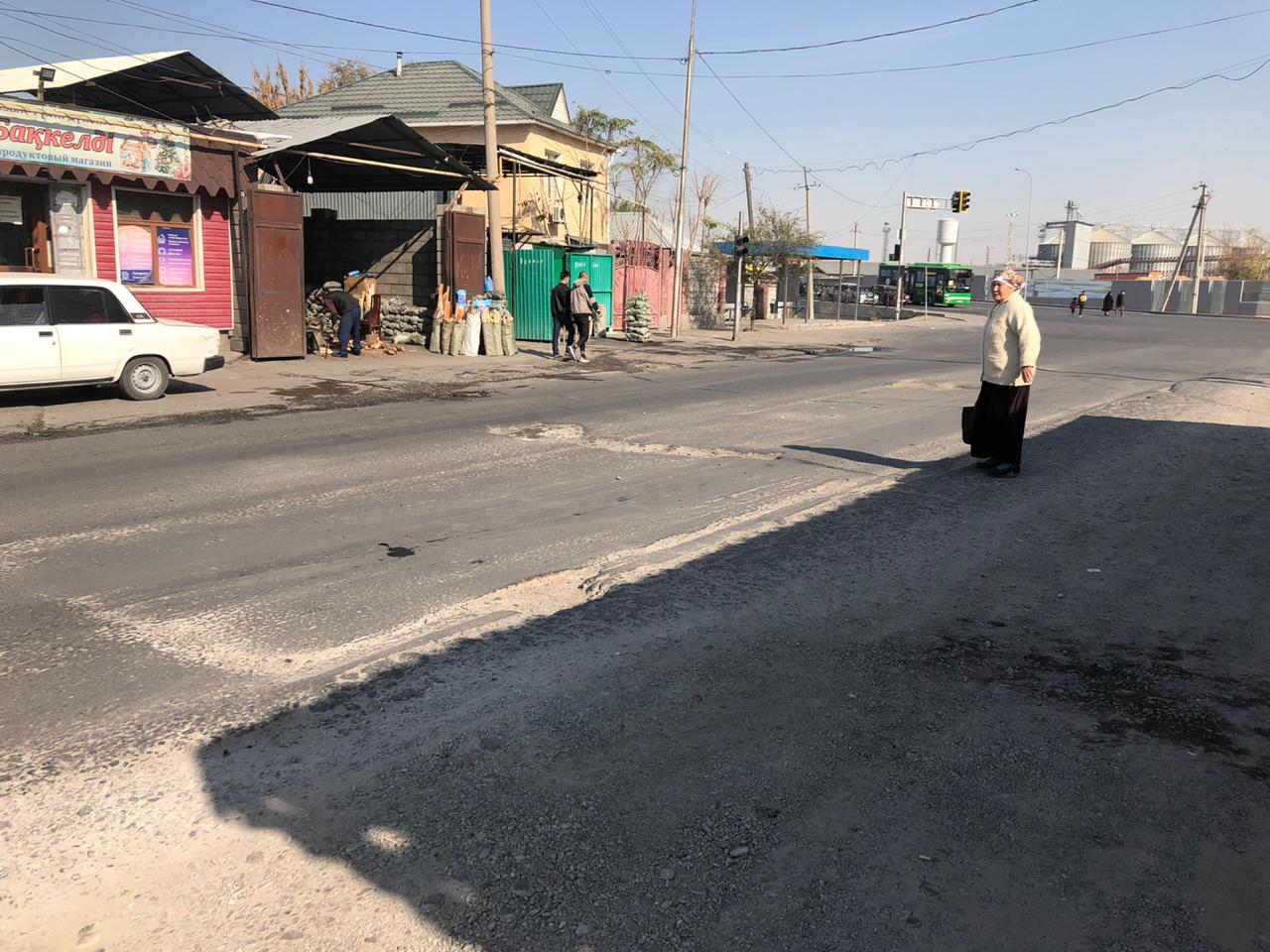 Шымкент: Тұрғындар жолдың жартысын істемеген әкімдікке ренжулі